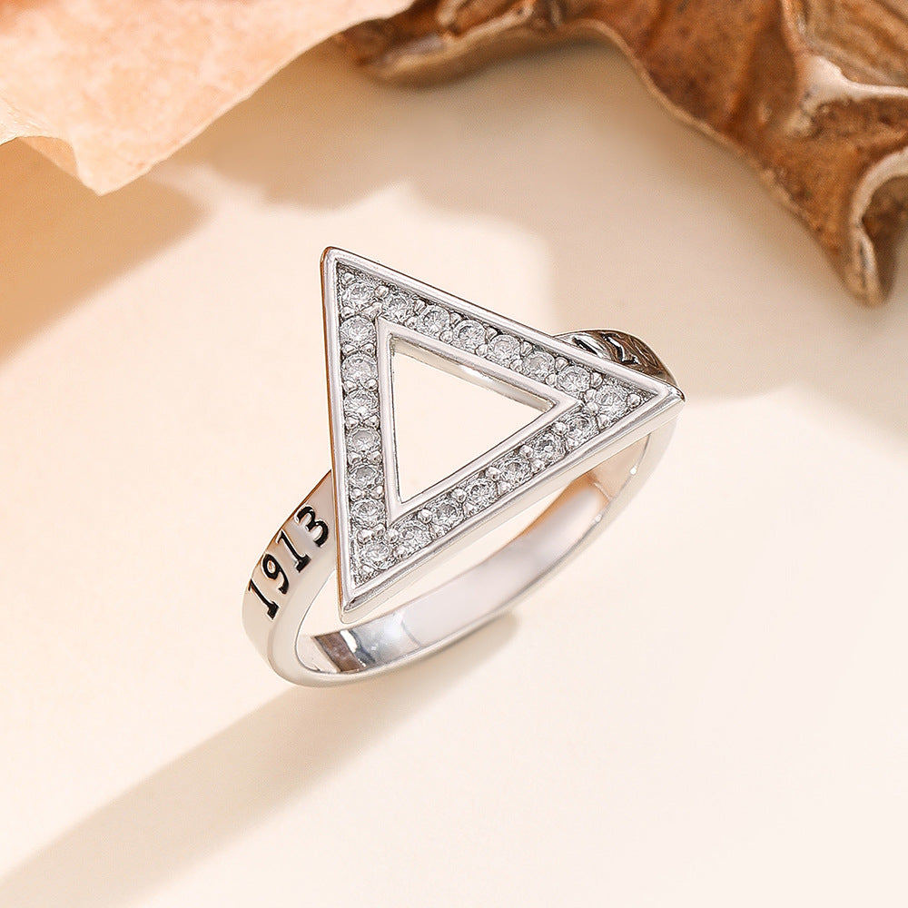 Damenring mit dreieckigem Design und funkelnden Kristallen Shop Nory