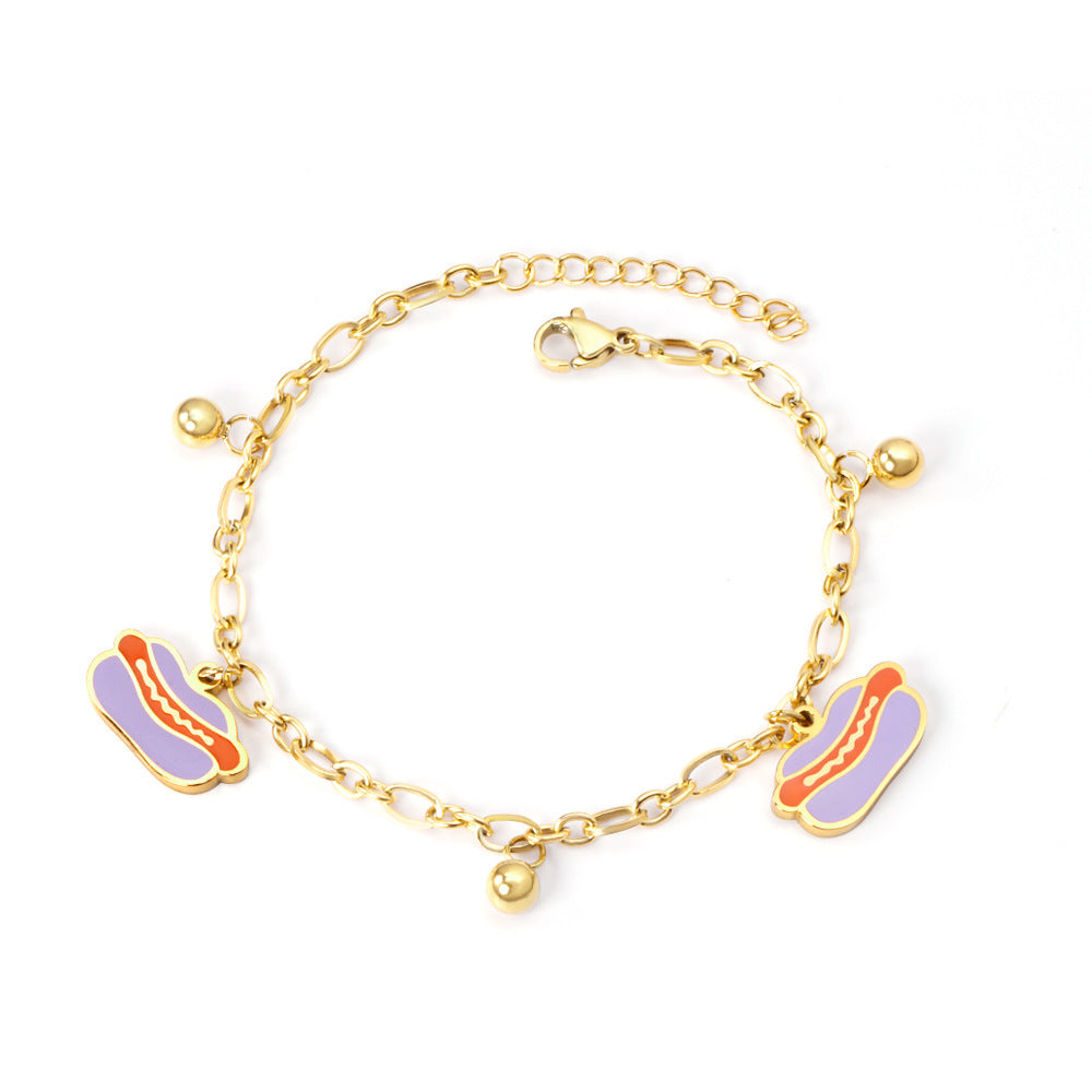 Damen Armband mit verspieltem Hotdog-Anhänger und goldfarbener Kettenstruktur Shop Nory
