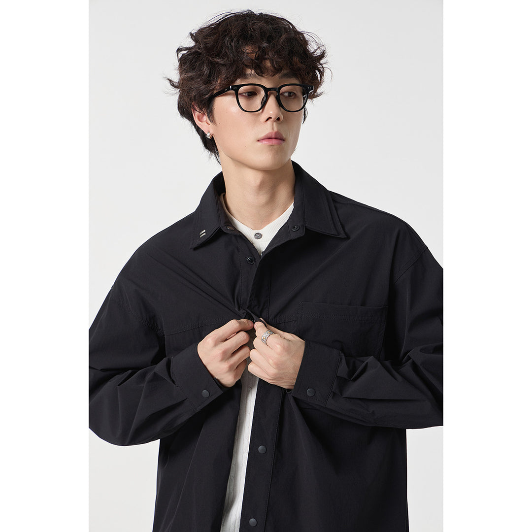 Unisex Oversize Hemd mit technischem Material, Brustklappe und gerundetem Saum Shop Nory