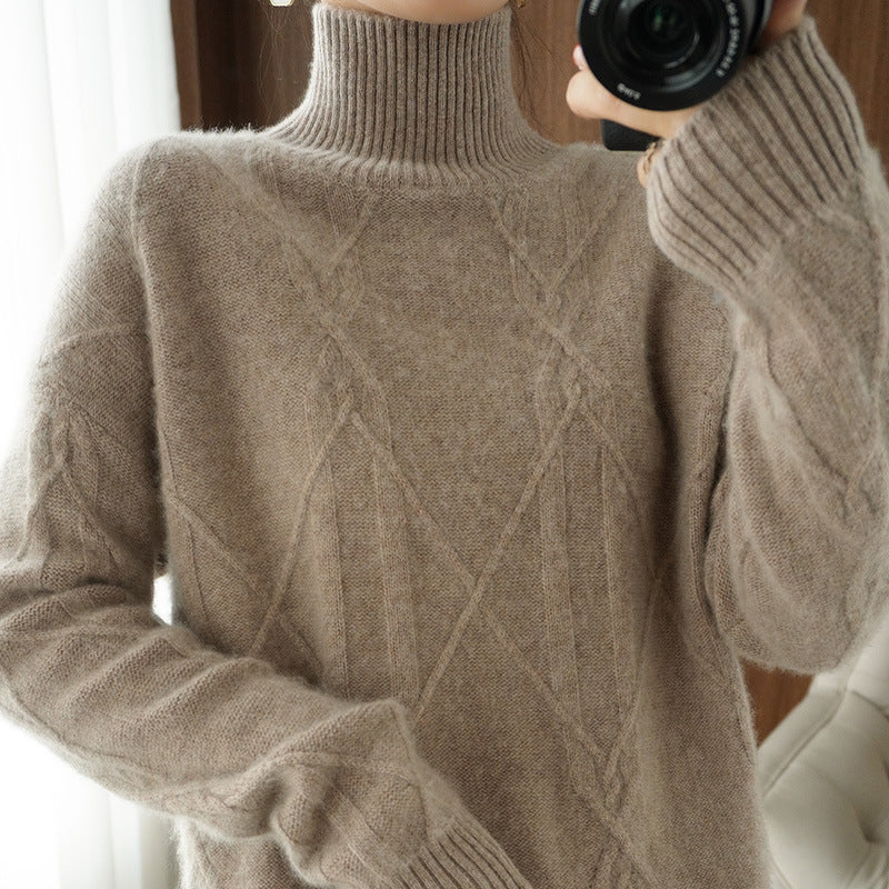 Damen Weicher Mohair‑Look Pullover mit hohem Rippkragen, Zopfmotiv und kastiger Oversize‑Passform Shop Nory