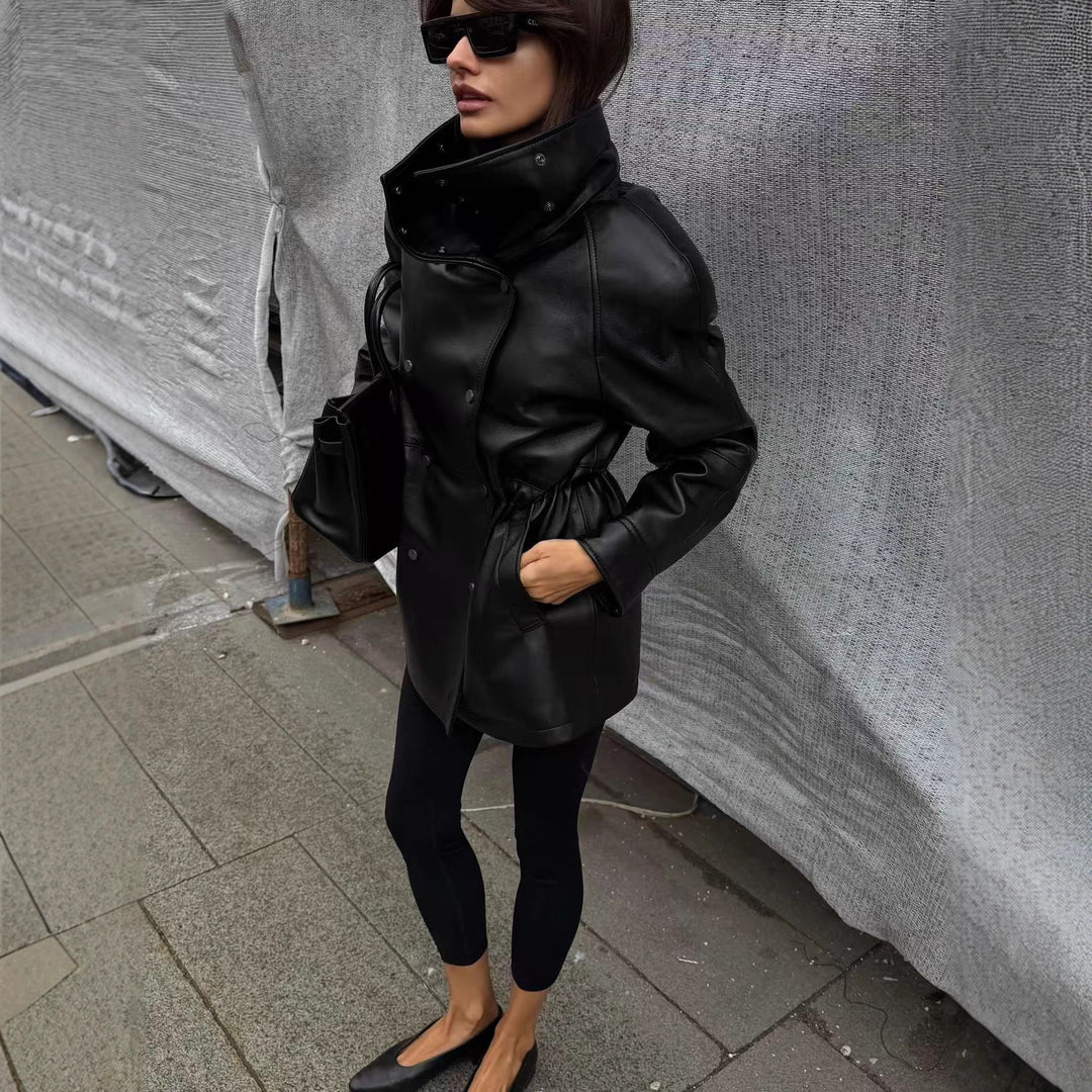 Damen Regenjacke aus Lederoptik mit hohem Stehkragen, Taillenzug und Druckknopffront Shop Nory