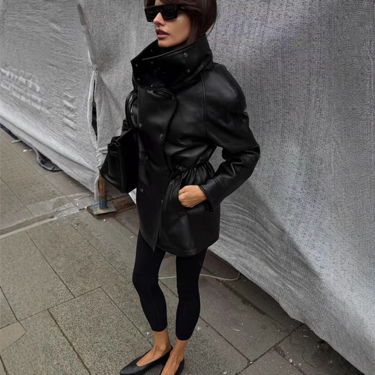 Damen Regenjacke aus Lederoptik mit hohem Stehkragen, Taillenzug und Druckknopffront Shop Nory