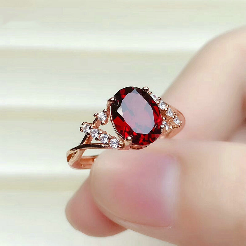 Damen stilvoller Zirkonia Cocktailring mit ovalem Hauptstein und funkelnden Akzenten Shop Nory