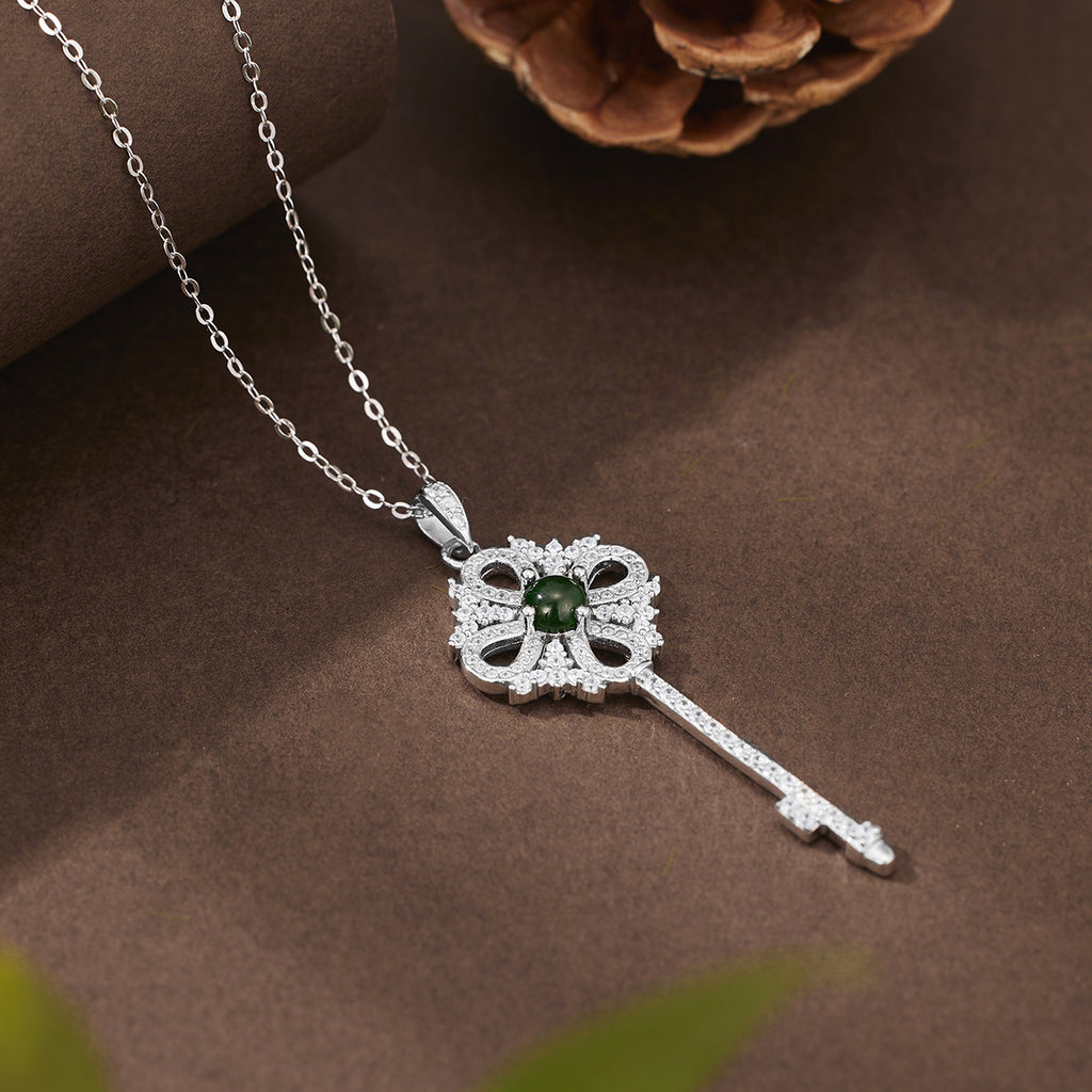 Damen Halskette mit kunstvollem Schlüssel-Anhänger und grünem Halbedelstein Shop Nory
