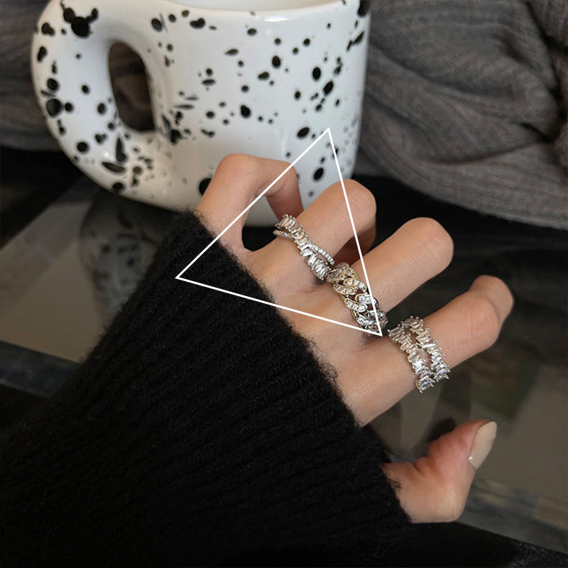 Damenring mit sanft geschwungenem Flechtdesign Shop Nory