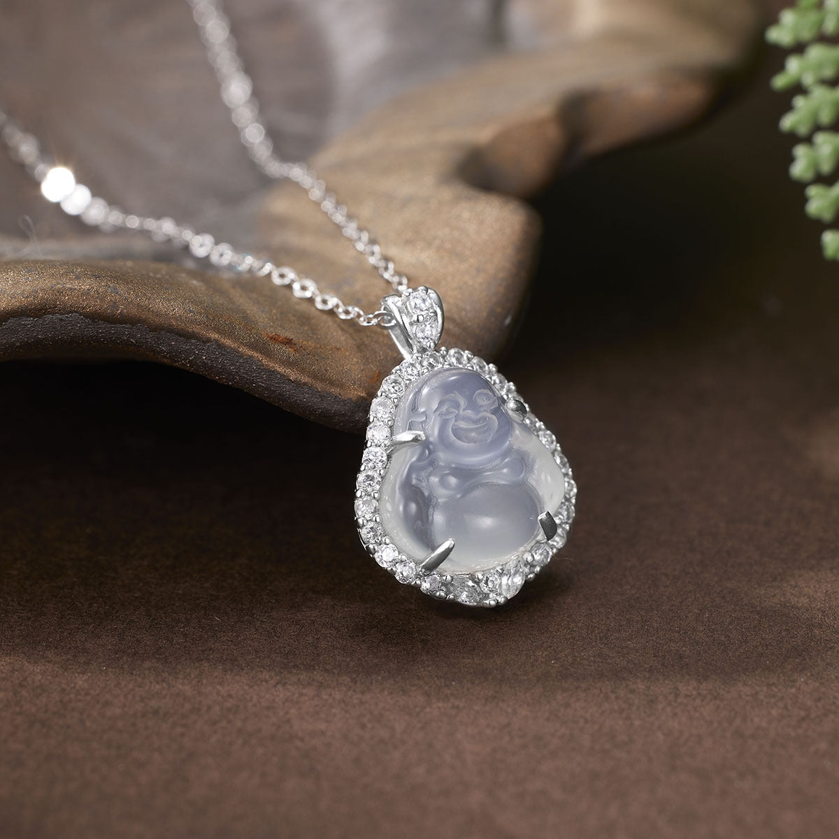 Damen Anhänger mit Buddha-Motiv und funkelnden Zirkonia-Details Shop Nory
