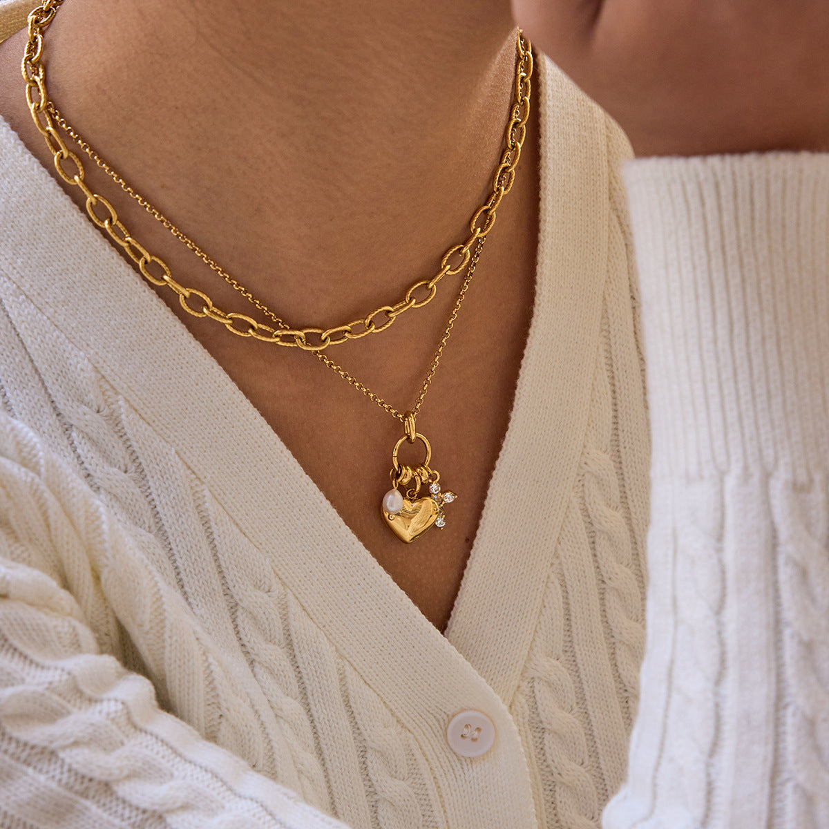 Damen Halskette mit herzförmigem Anhänger und glänzenden Kristallakzenten Shop Nory