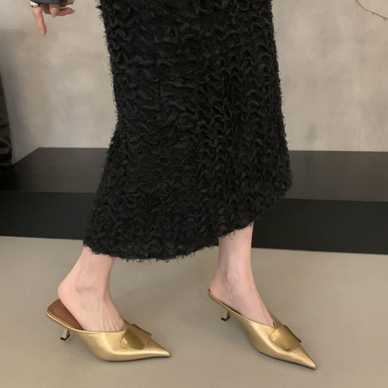 Damen Spitz zulaufende Kitten-Heel Mules mit Metallapplikation Shop Nory