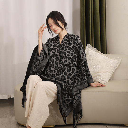 Damen Jacquard‑Poncho mit Leopardenmuster, Fransen und offenem Oversize‑Schnitt Shop Nory
