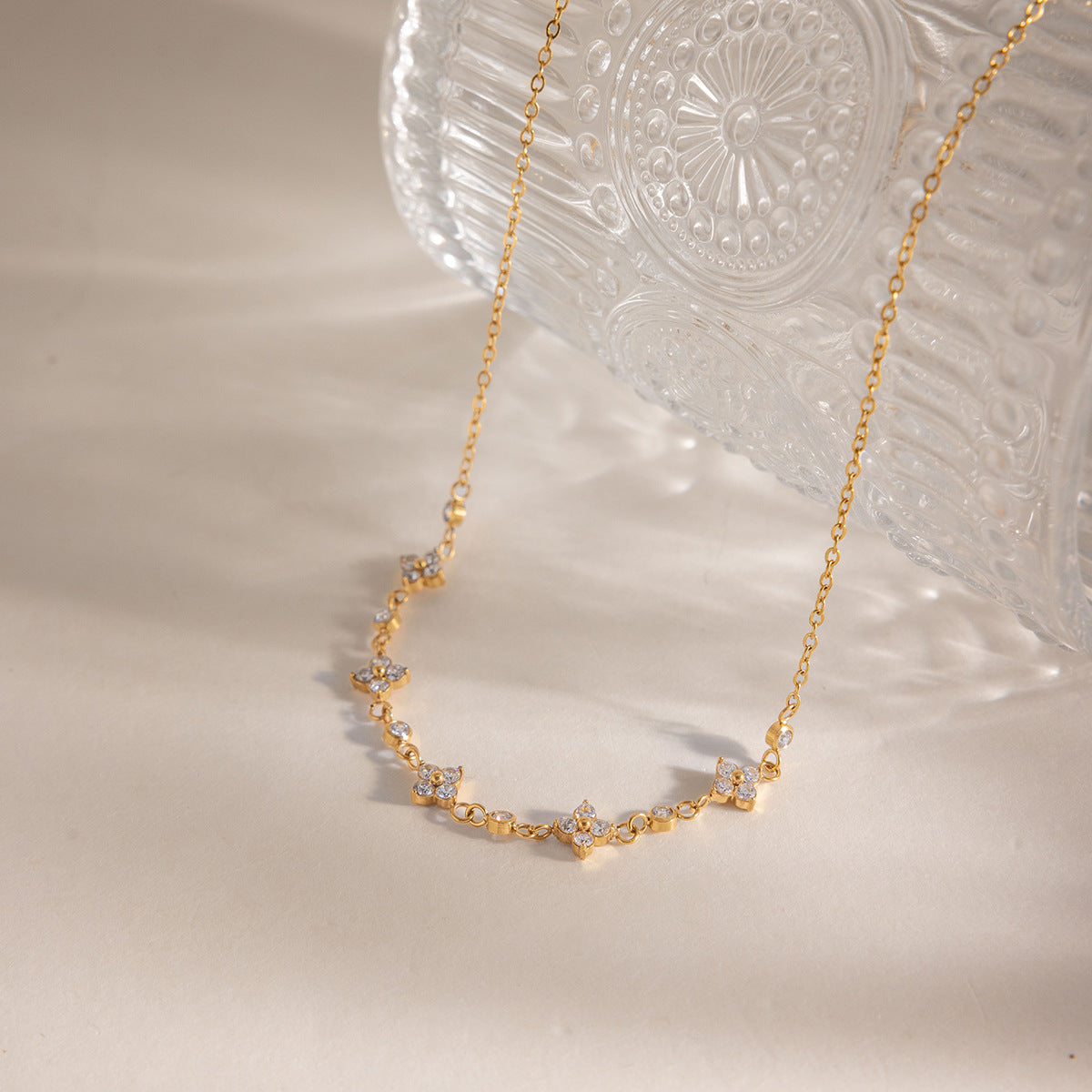 Damen Halskette mit funkelnden Zirkonia-Anhängern und zarter Edelstahlkette Shop Nory