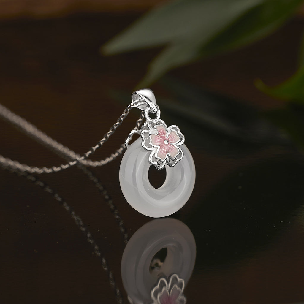 Damen Anhänger-Halskette mit kunstvollem Blumenmotiv und eleganter Goldverzierung Shop Nory