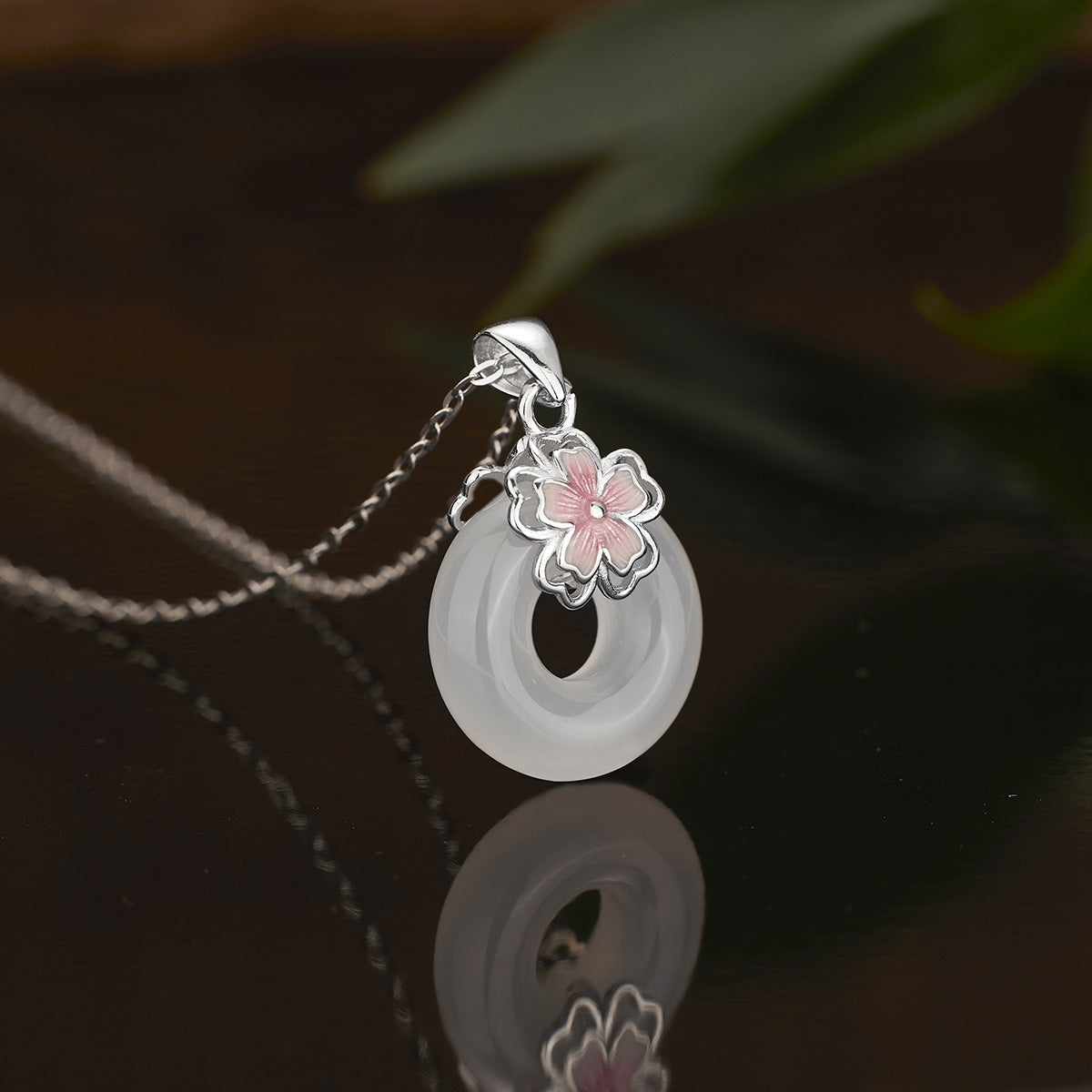 Damen Anhänger-Halskette mit kunstvollem Blumenmotiv und eleganter Goldverzierung Shop Nory