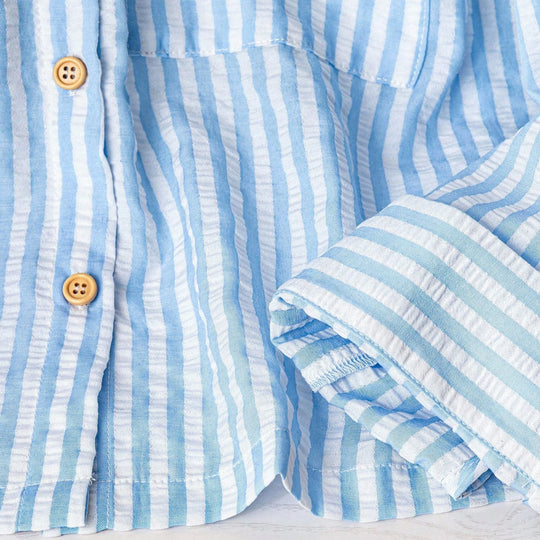 Damen Leichte gestreifte Kapuzen‑Overshirt mit Holzknöpfen und aufgesetzten Taschen Shop Nory