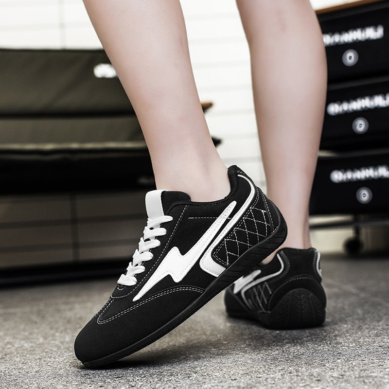 Damen leichte Retro-Skate-Sneaker mit gesteppter Seitenwand, gepolstertem Knöchelkragen und rutschfester Gummilaufsohle Shop Nory