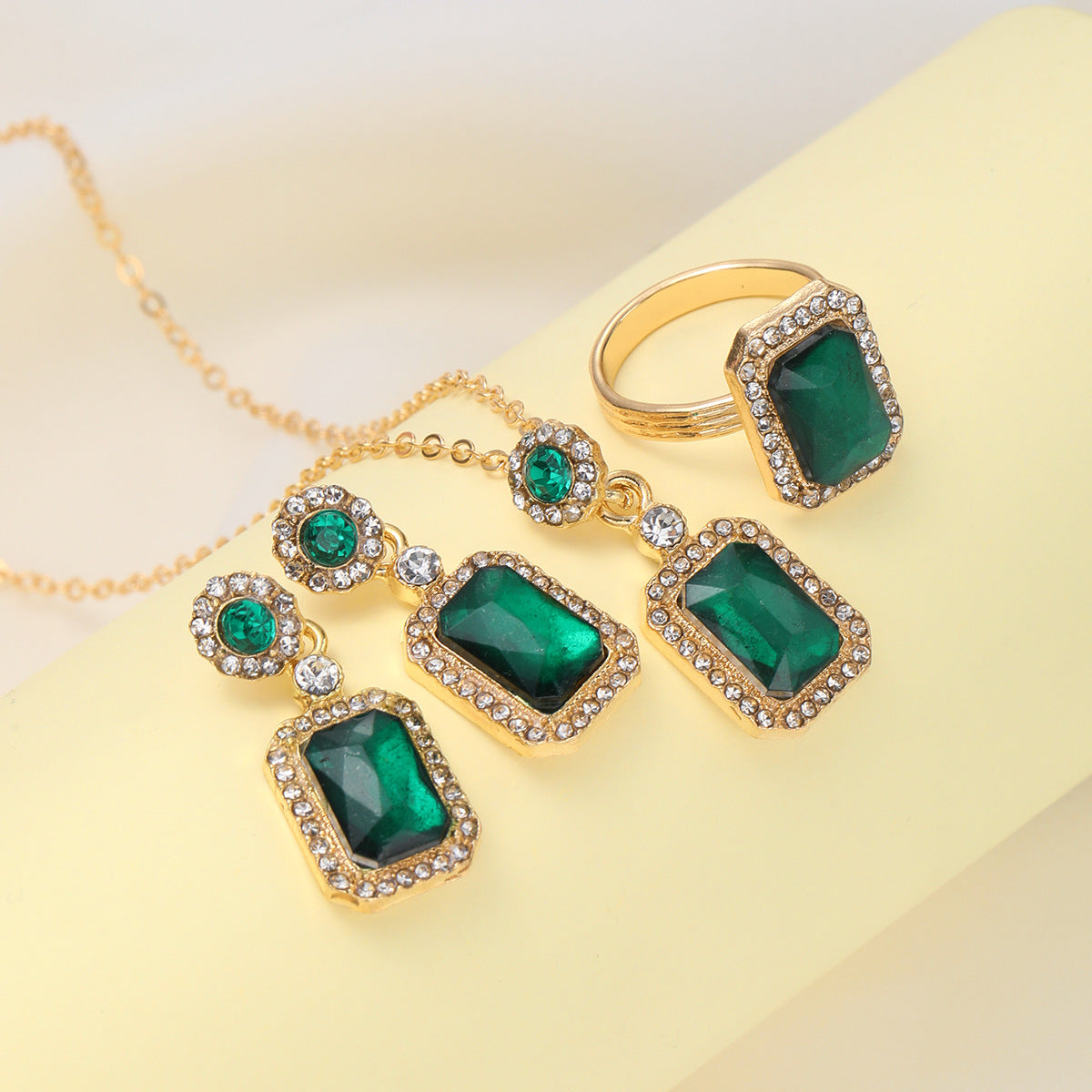 Damen Schmuckset mit funkelnden Smaragd und goldenen Akzenten Shop Nory