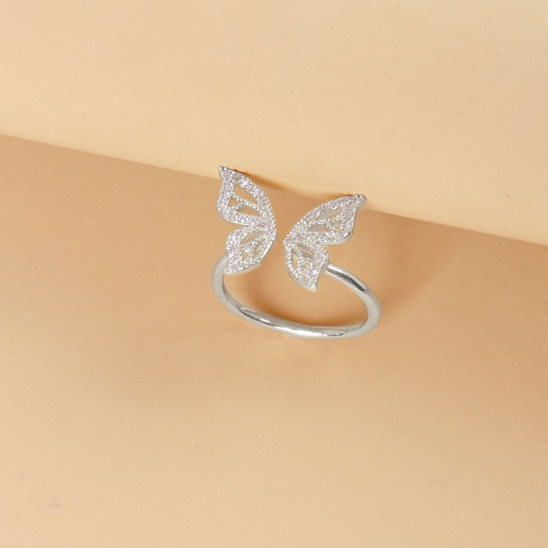 Damenring mit filigranem Schmetterlingsdesign und funkelnden Akzenten Shop Nory