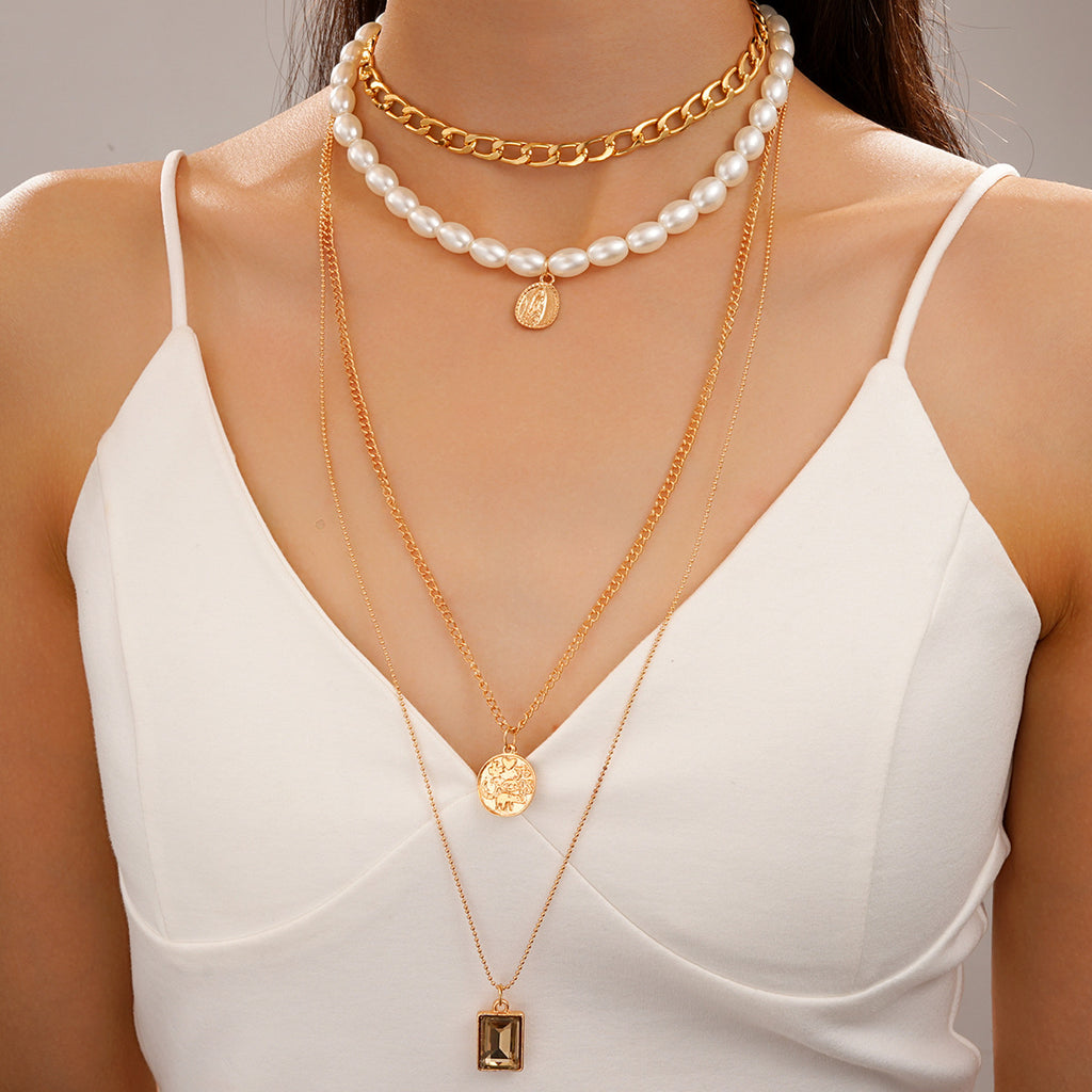Damen mehrlagige Halskette mit goldenen Anhängern und eleganten Perlenverzierungen Shop Nory