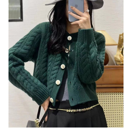 Damen Kurzer Zopfstrick‑Cardigan mit breitem Rippsaum und großen Knöpfen Shop Nory