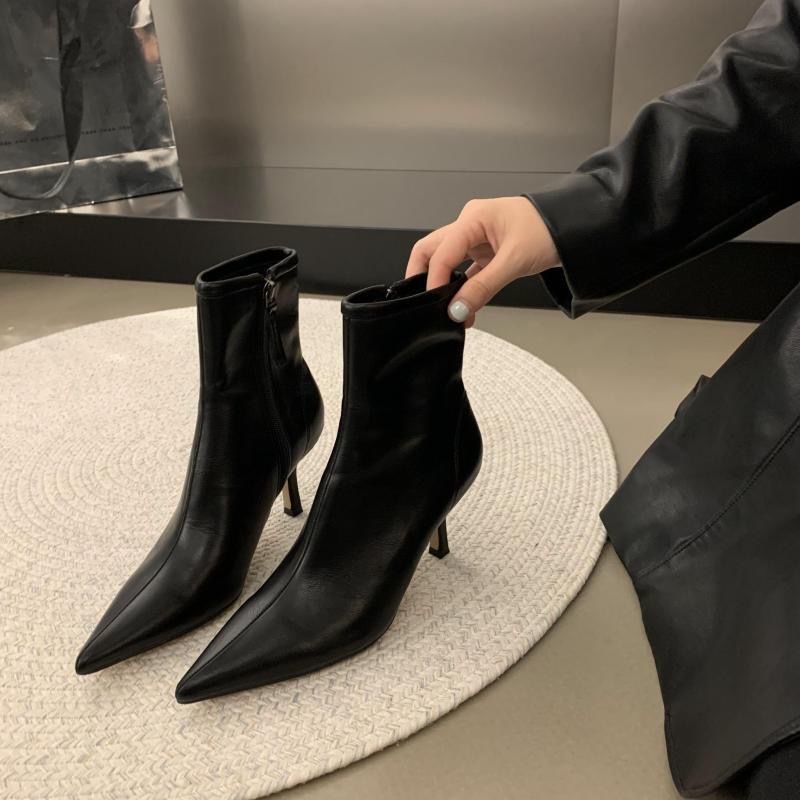 Damen knöchelhohe Stretch-Stiefelette mit spitzer Zehenpartie und schlankem Sculpted-Absatz Shop Nory