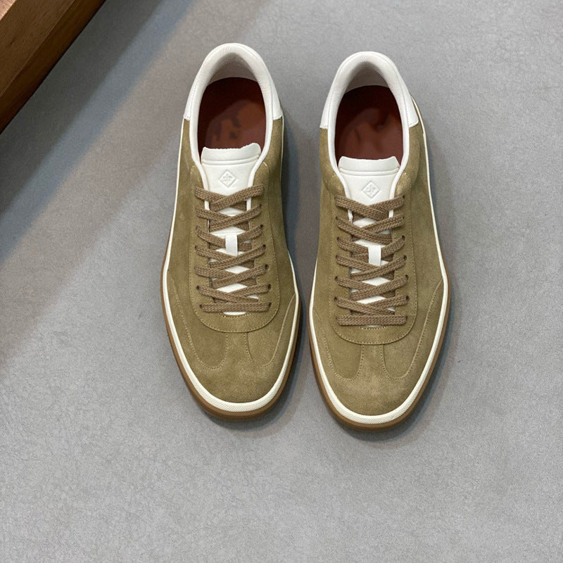 Damen Sneaker aus weichem Wildleder mit raffiniertem Schnürsystem