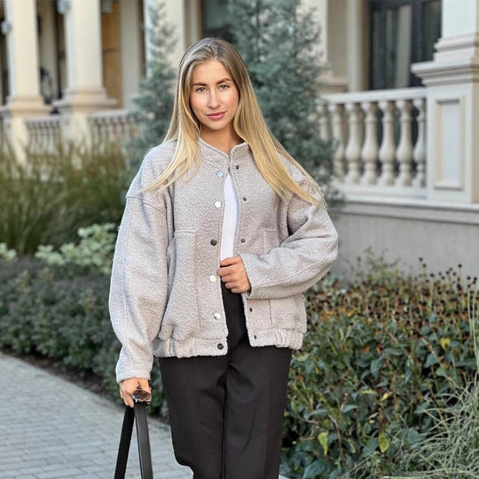Damen Teddy-Fleece Bomberjacke im Boxy-Cut mit Druckknopfverschluss und aufgesetzten Taschen Shop Nory