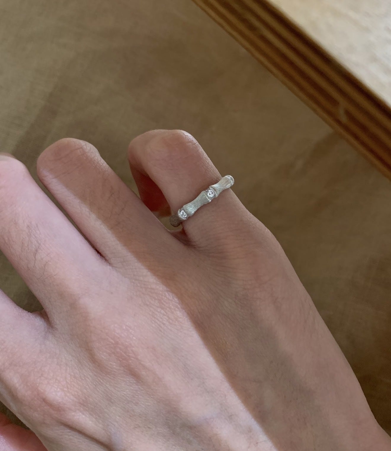 Damen Ring mit modernem Design und schimmernden Akzenten Shop Nory