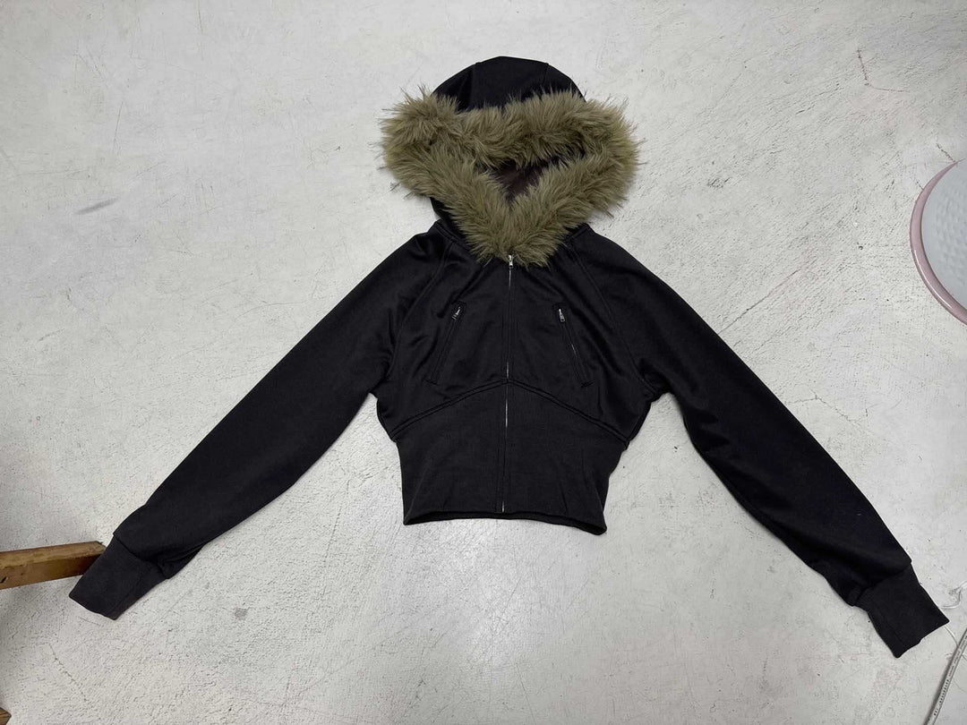 Damen nan kurz geschnittene Kapuzenjacke mit Kunstfellkapuze, Reißverschluss und tailliertem Bündchen Shop Nory