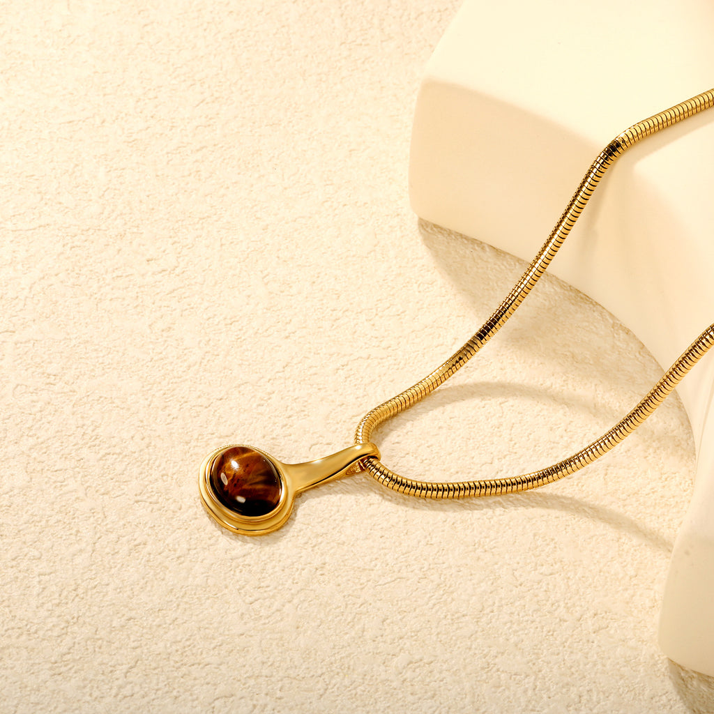 Damen elegante Halskette mit edlem Tigerauge-Anhänger und hochwertigem Goldfinish Shop Nory