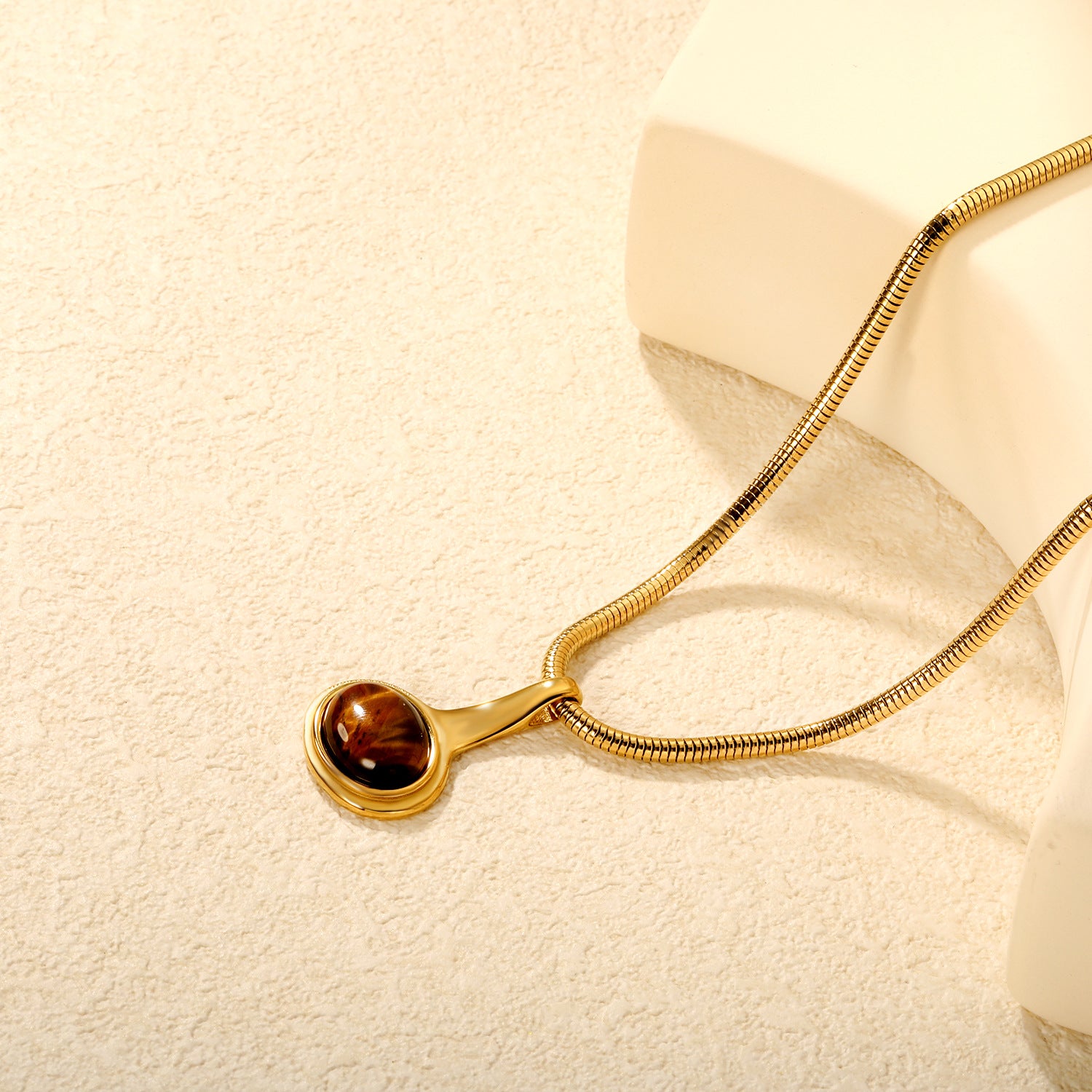 Damen elegante Halskette mit edlem Tigerauge-Anhänger und hochwertigem Goldfinish Shop Nory