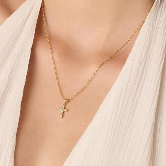 Damen Halskette mit funkelndem Kreuzanhänger und elegantem Kettendesign Shop Nory