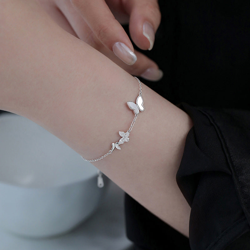 Damenarmband mit filigranem Schmetterlingsdesign und funkelnden Zirkonia Shop Nory