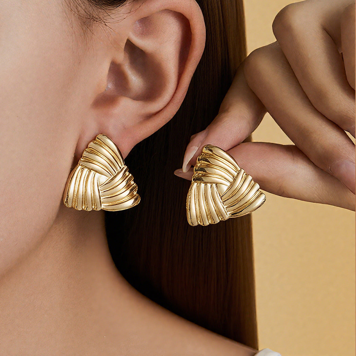 Damen Ohrringe im sculpturalen Wellen-Design Shop Nory