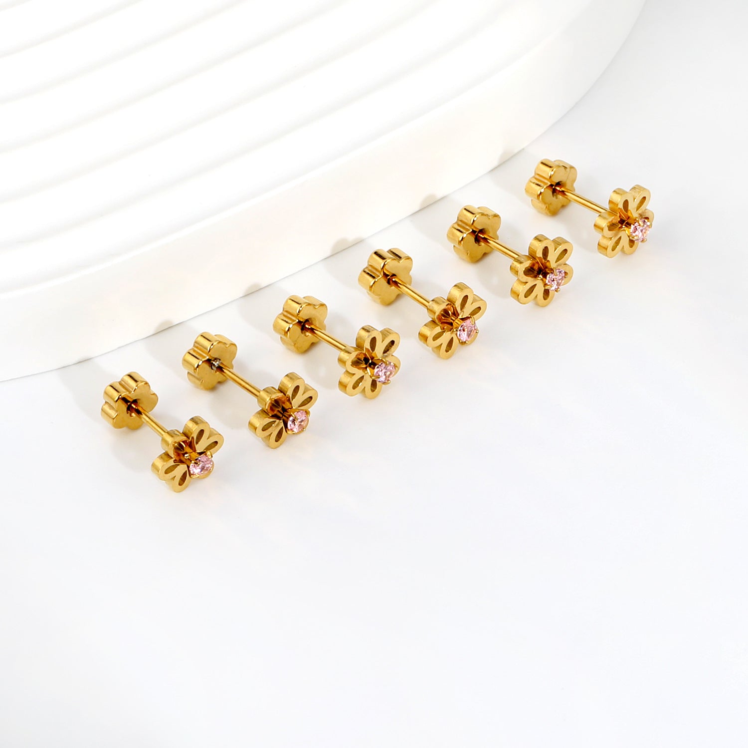 Damen Ohrstecker mit floralen Motiven und funkelnden Zirkonia Shop Nory