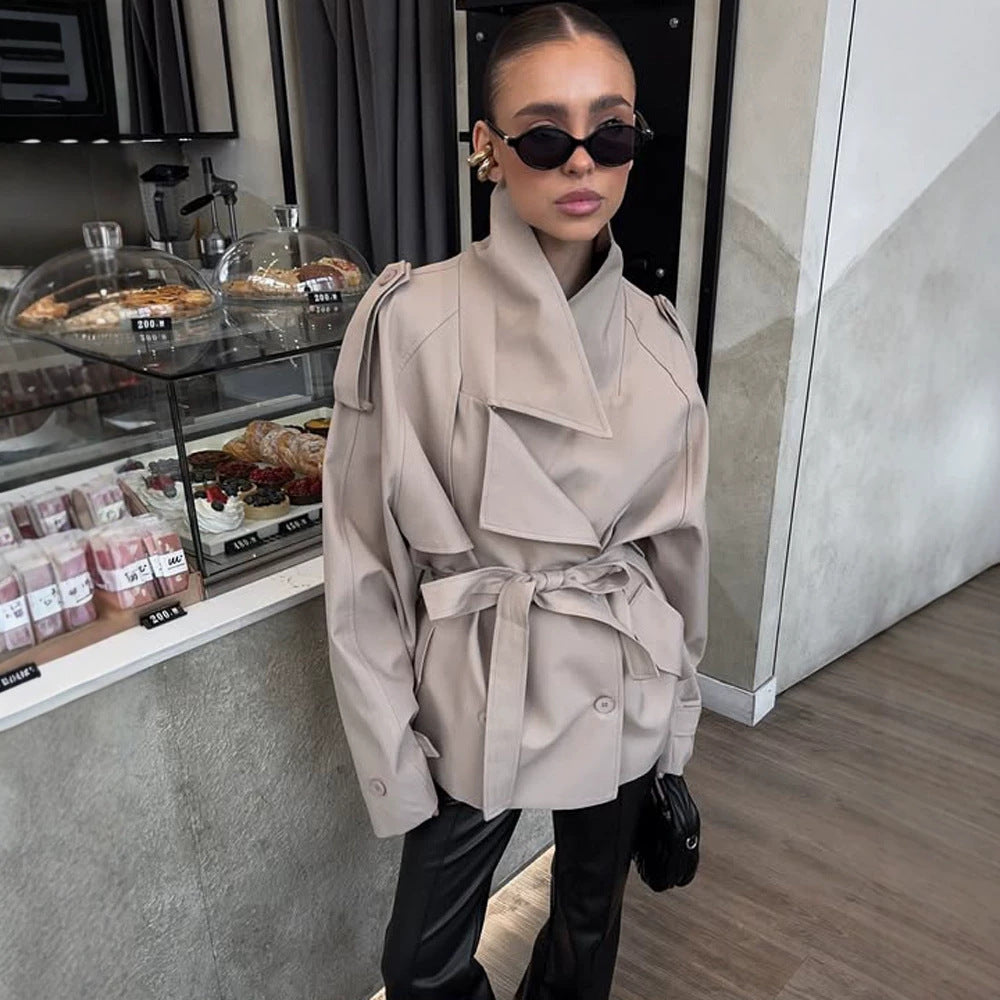 Damen Kurztrench mit weitem Stehkragen, Schulterklappen und Taillengürtel Shop Nory