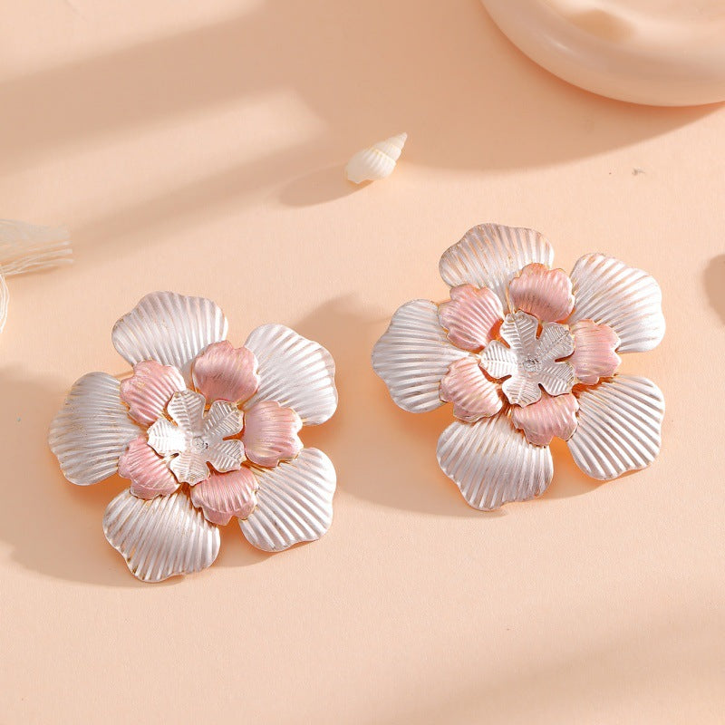 Damen Blumenohrringe mit filigranem Design und glänzenden Akzenten Shop Nory