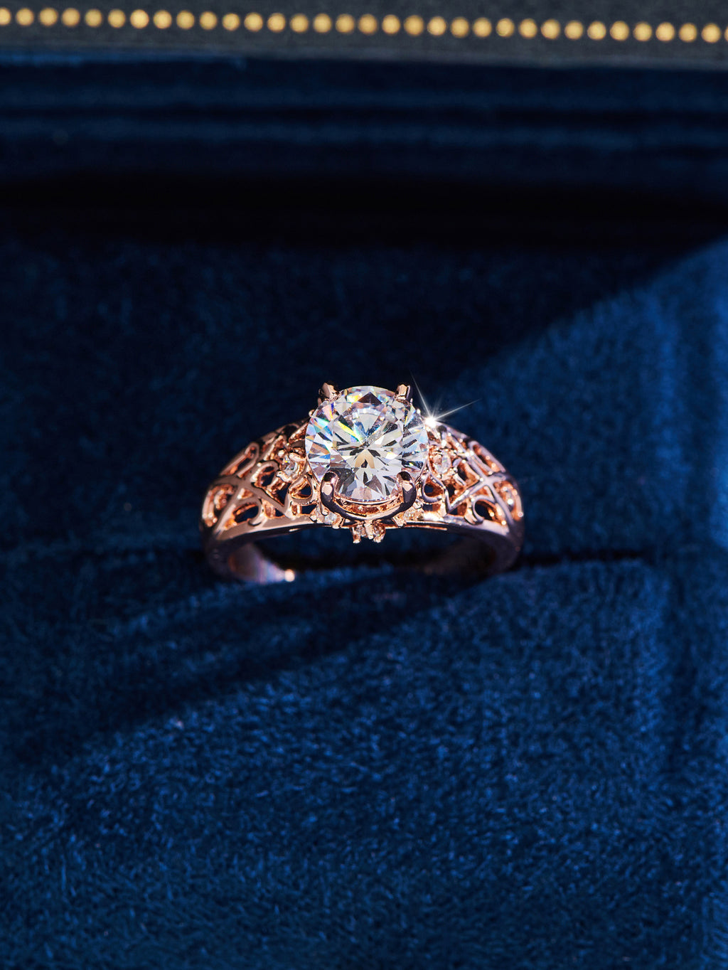 Damen Ring mit kunstvoller filigraner Fassung und funkelndem Zirkonia Shop Nory