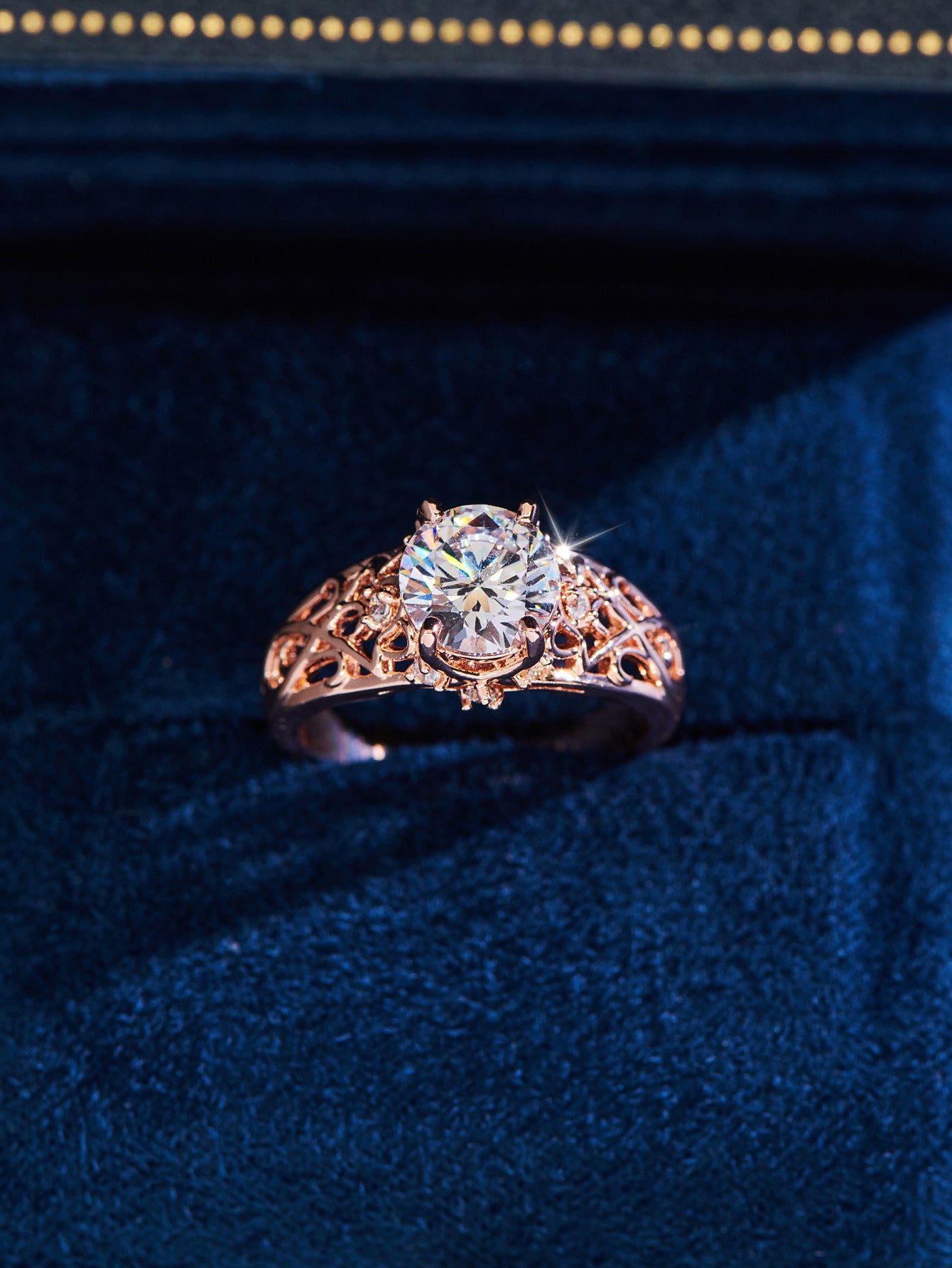 Damen Ring mit kunstvoller filigraner Fassung und funkelndem Zirkonia Shop Nory