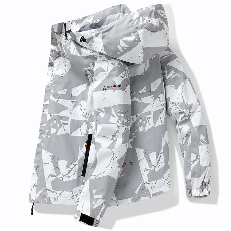 Herren Technische wasserdichte Kapuzenjacke mit grafischem Camouflage‑Print, Reißverschlusstaschen und verstellbarem Saum Shop Nory
