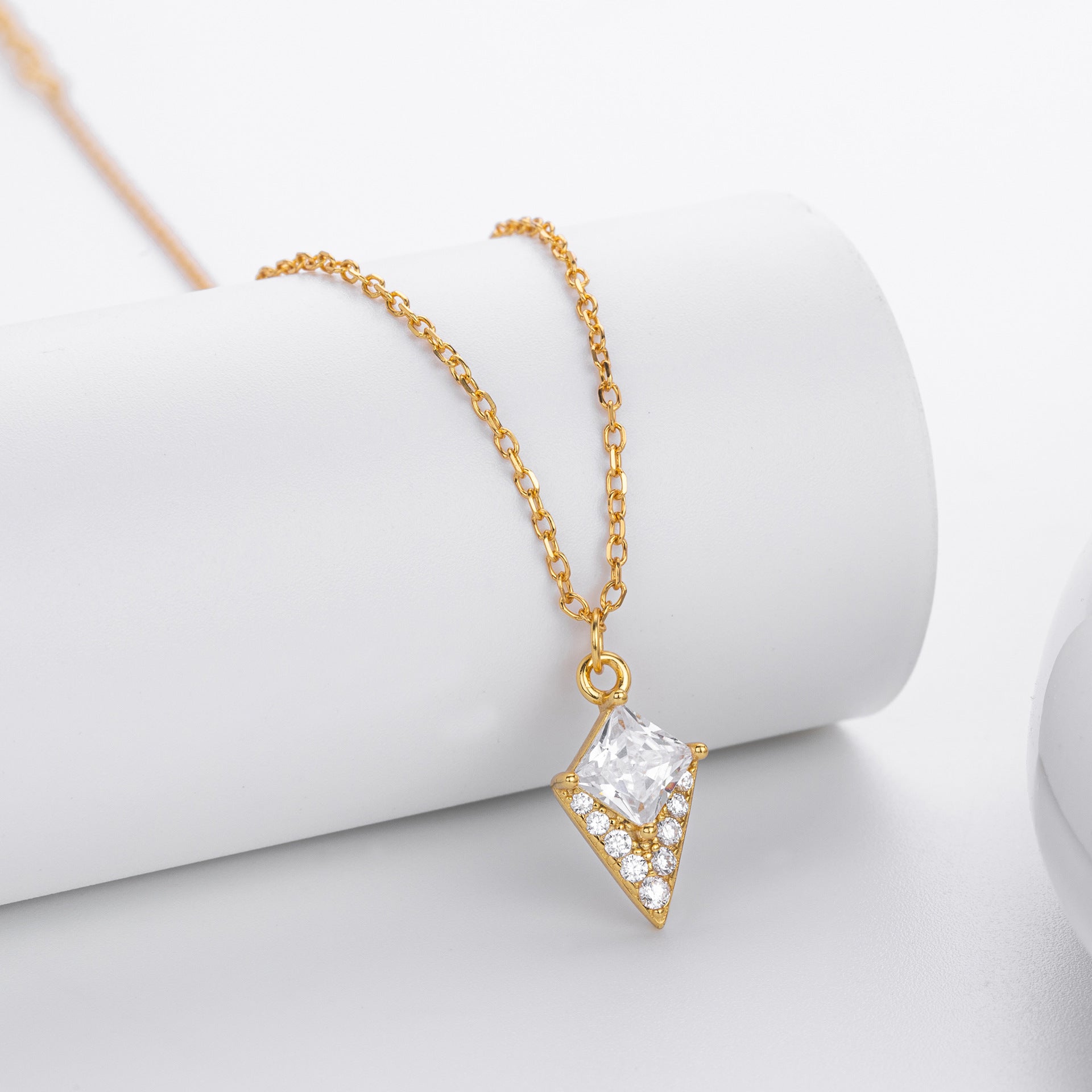 Damen Halskette mit diamantförmigem Anhänger und funkelnden Zirkonia Shop Nory