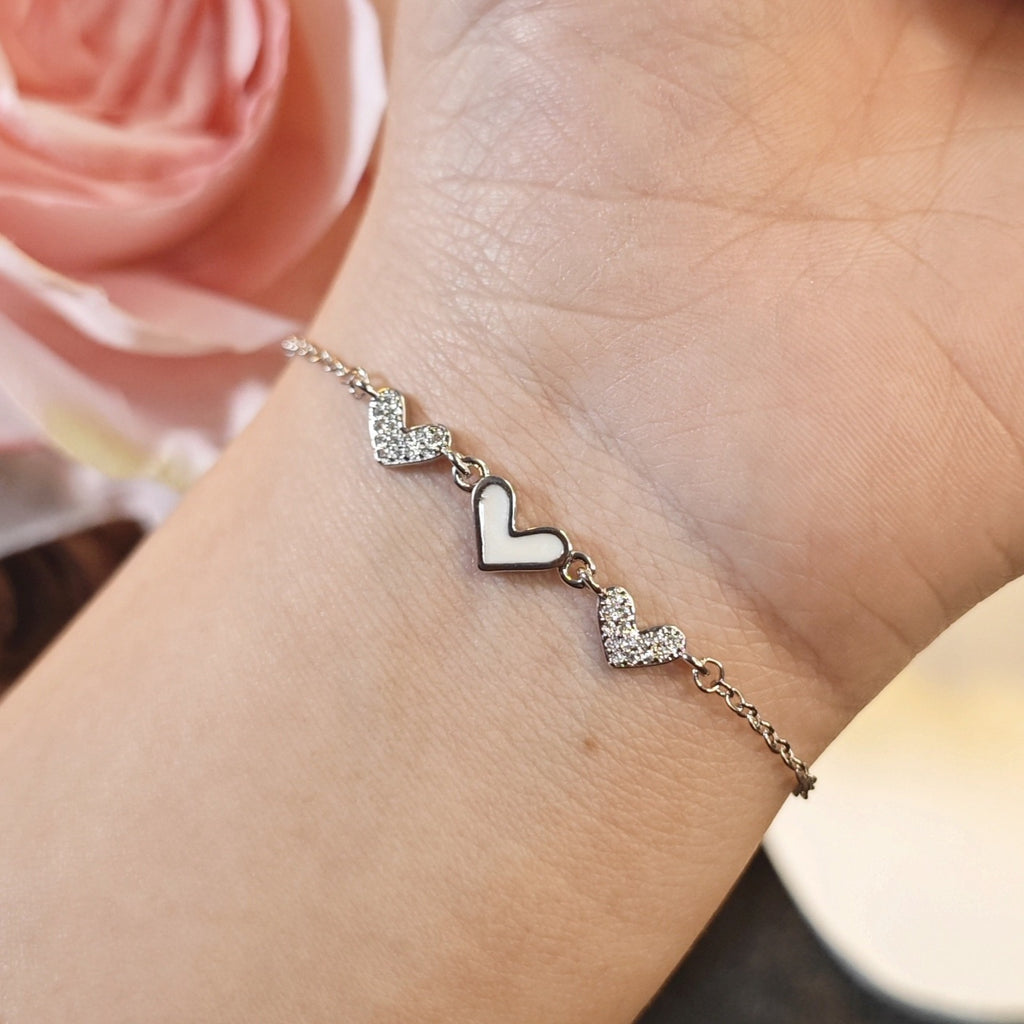 Damen Armband mit filigranem Herzdesign und funkelnden Zirkonia Shop Nory