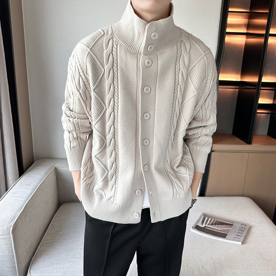 Herren Zopfmuster-Cardigan mit hohem Kragen, grober Strickoptik und durchgehender Knopfleiste Shop Nory