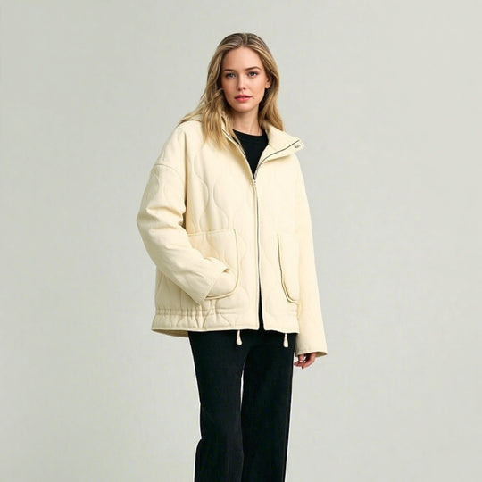 Herren nan gesteppte Übergangsjacke mit Stehkragen, zwei aufgesetzten Rundtaschen und Kordelzugsaum Shop Nory