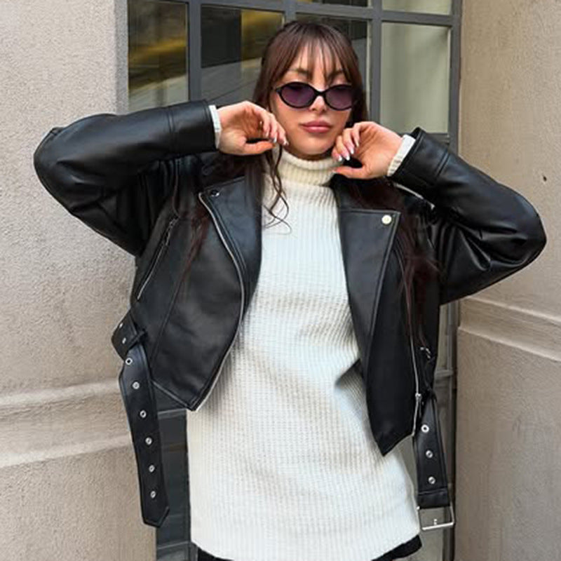 Damen nan taillierte Bikerjacke aus Kunstleder mit asymmetrischem Reißverschluss, metallischen Details und Taillengürtel Shop Nory