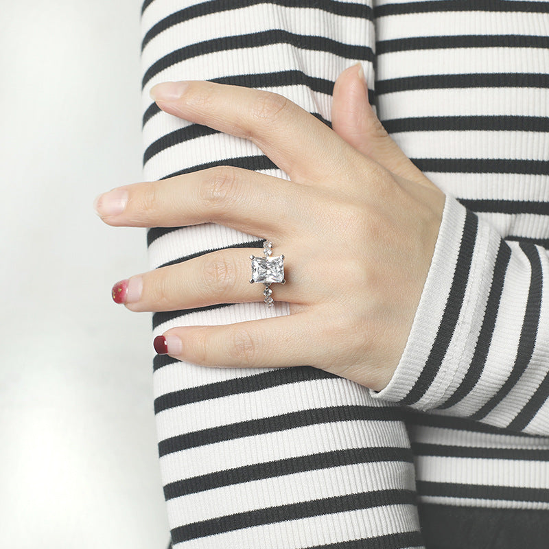 Damen eleganter funkelnder Verlobungsring mit größerem zentralen Stein Shop Nory