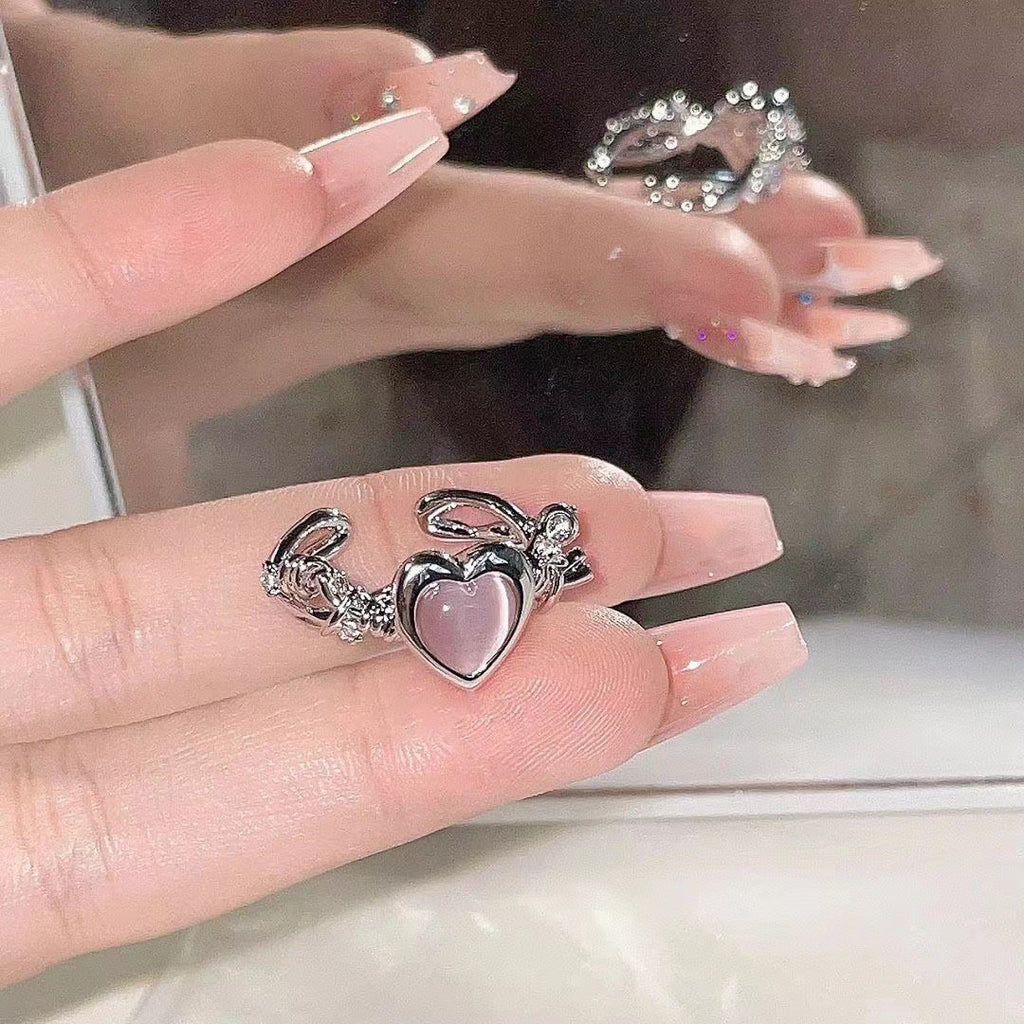 Damen Ring mit herzförmigem Anhänger und detailreicher Verzierung Shop Nory