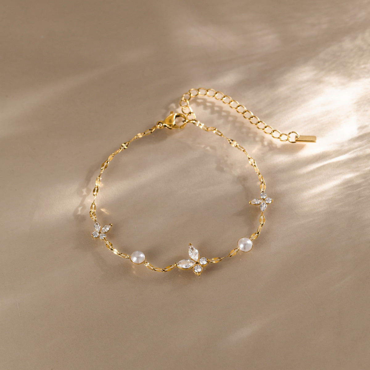 Damen Armband mit eleganten Perlen- und Kristallakzenten Shop Nory