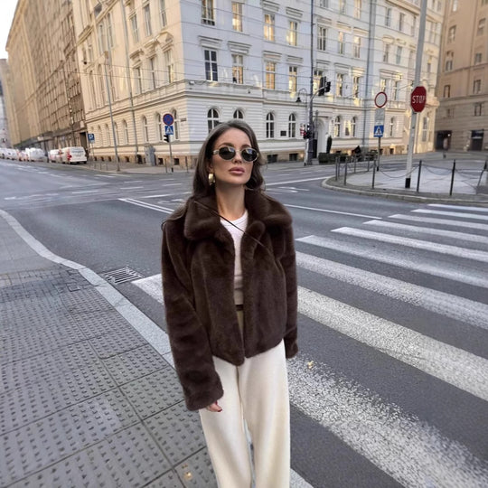 Damen Kurzer boxy Kunstfell‑Blouson mit klassischem Reverskragen und seidiger Fütterung Shop Nory
