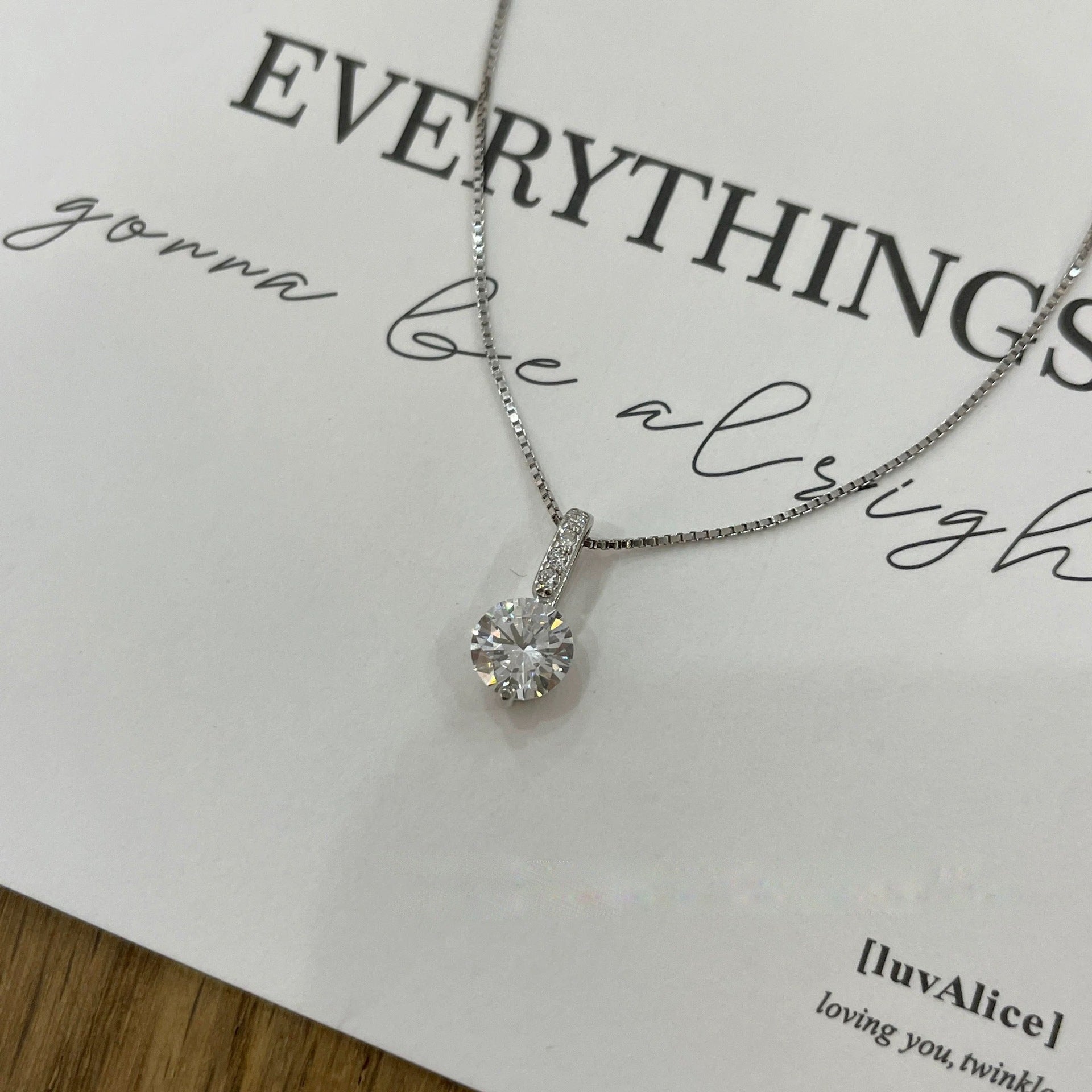 Damen Halskette mit funkelndem Zirkonia-Anhänger und eleganter Silberkette Shop Nory