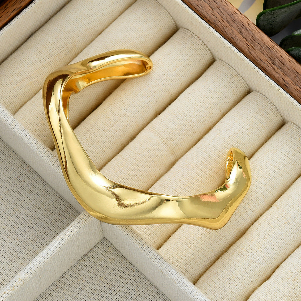 Damenarmband mit geschwungenem Design und elegantem Finish Shop Nory