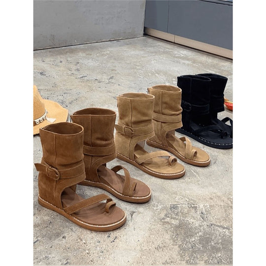 Damen knöchelhohe Veloursleder‑Sandalette mit Zehenring und verstellbarem Schaftriemen Shop Nory
